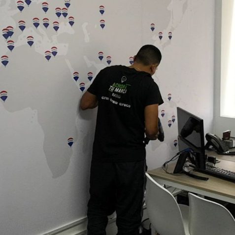 Operador instalando 4