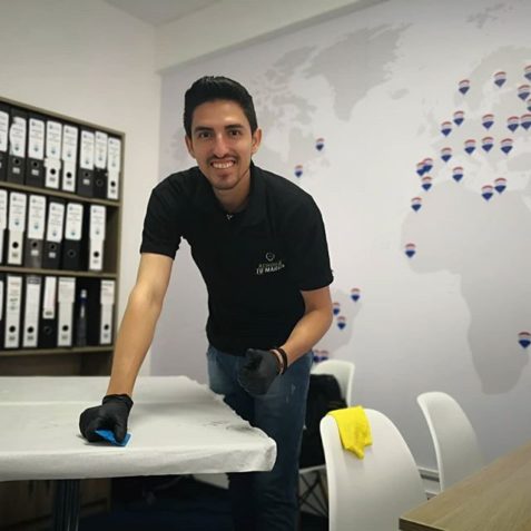 Daniver instalando vinil