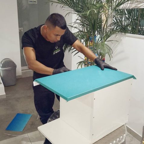 Operador instalando 3