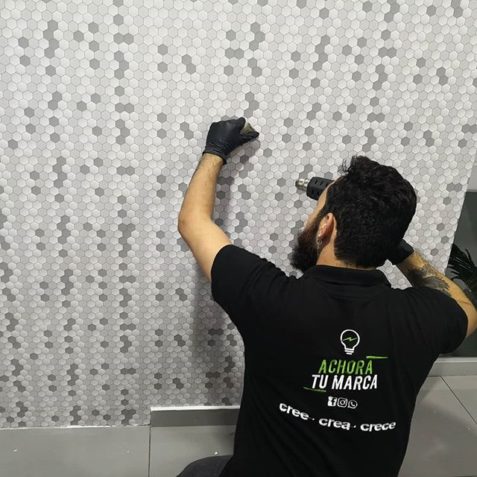 Operador instalando 2
