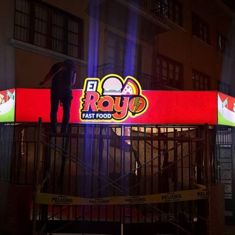 Rotulo luminoso instalado - El rayo